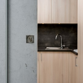 pomieszczenie socjalne_drzwi ukryte z okładziną z betonu architektonicznego